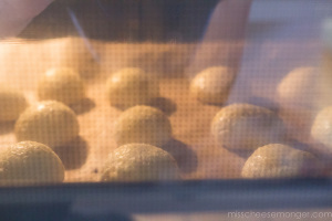Baking: pâte à choux gougères.