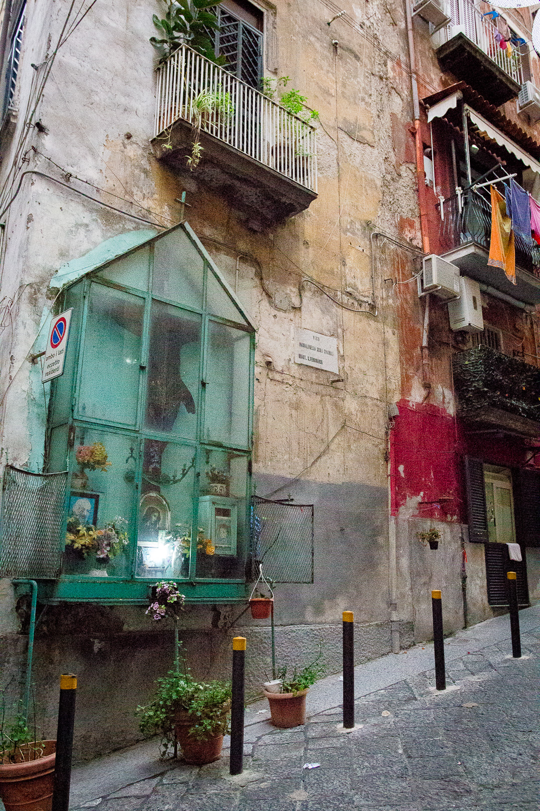 Street photography. Europe, Italy. Napoli.