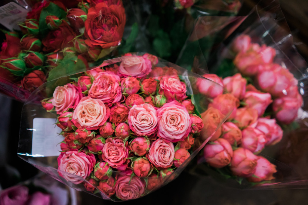 Garden roses. A Visit To The San Francisco Flower Mart on misscheesemonger. Photo byVero Kherian.